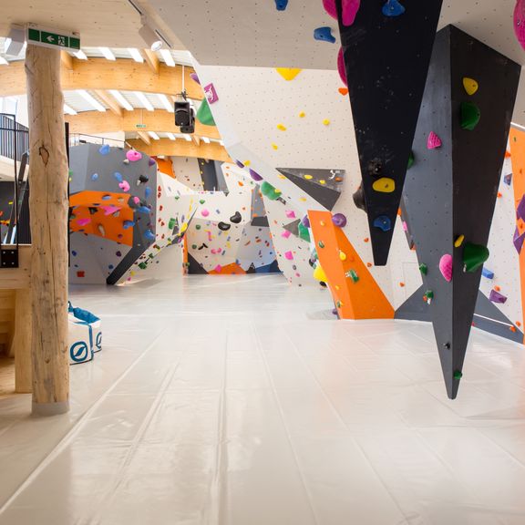 Die Boulderanlage "Steinblock" in Imst gehört zu den Vorzeigereferenzen der Firma Steilheit in Tirol